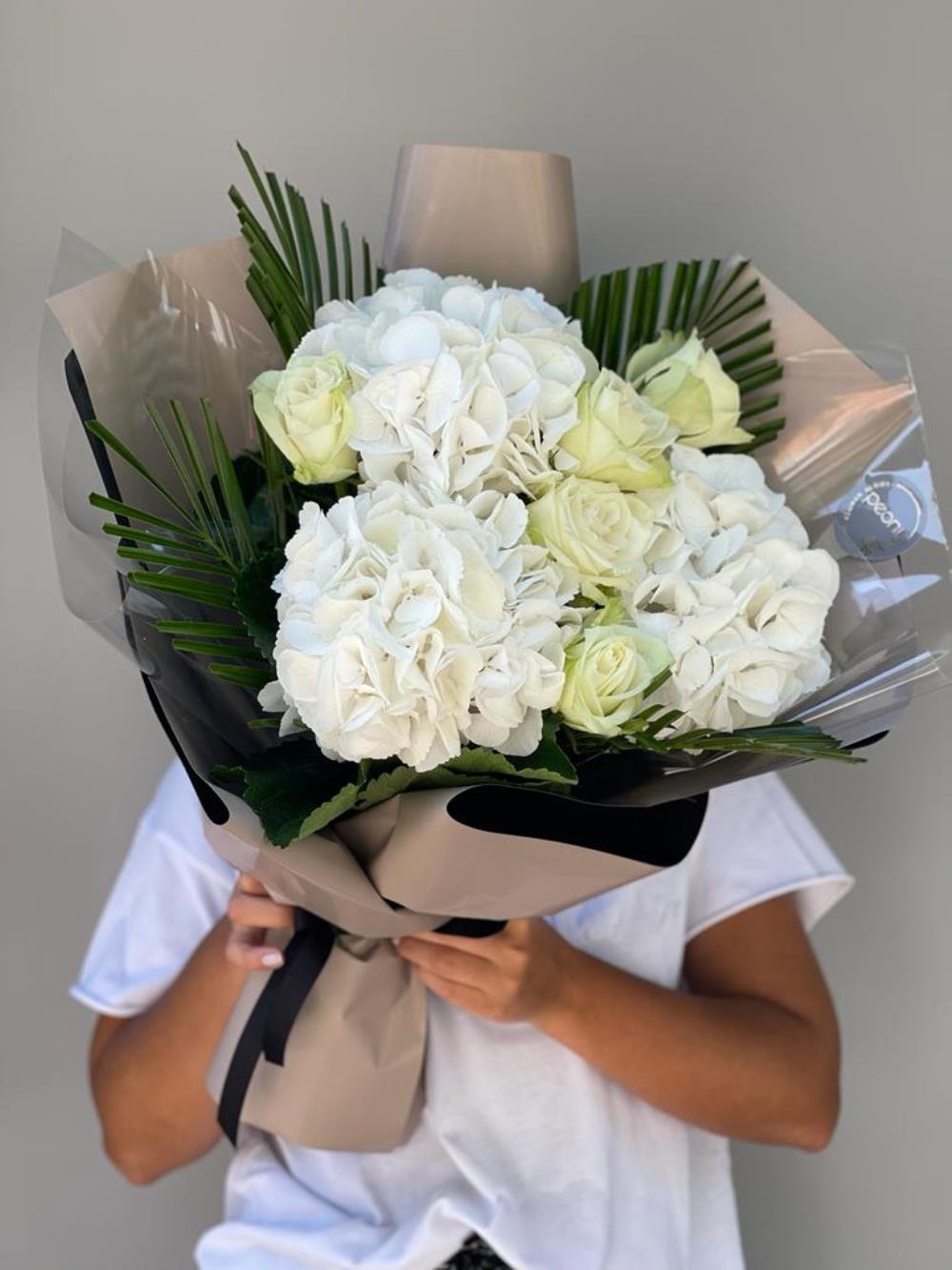 White Rosa Hydrange Buket